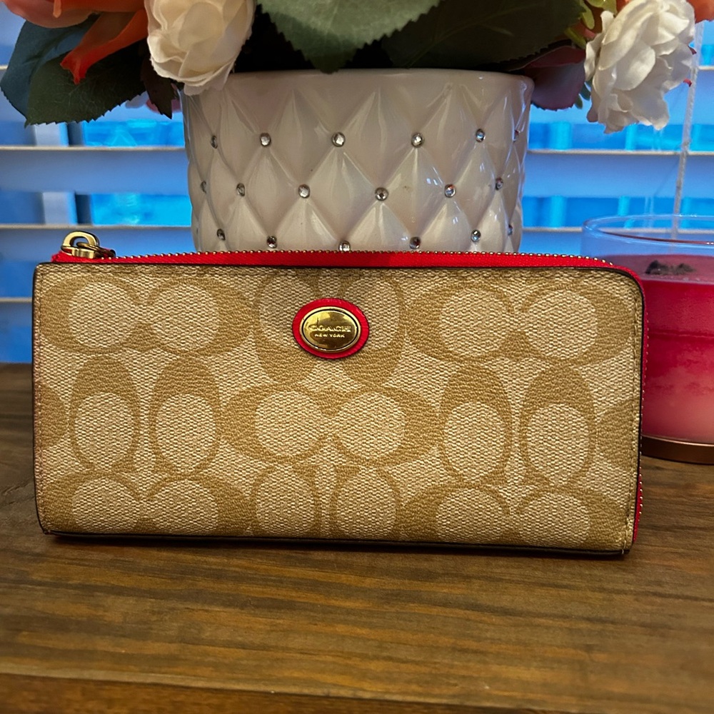 Coach Peyton Slim corner zip wallet NWOT